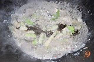 丝瓜紫菜香菇咸蛋汤的做法步骤:9