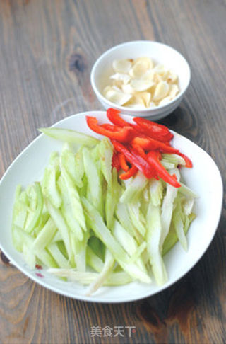【西芹百合】的做法步骤:2