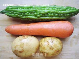土豆酿苦瓜的做法步骤：1