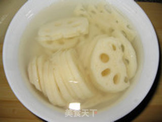 糖醋藕片的做法步骤:2