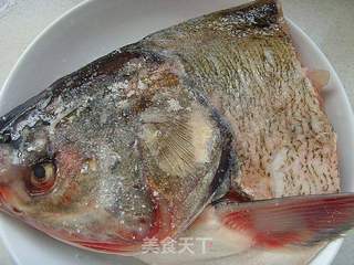 【湘菜】:剁椒鱼头的做法步骤:2