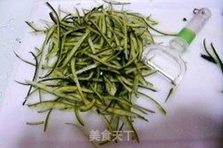 青椒炒瓜皮的做法步骤：2