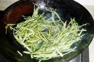 青椒炒瓜皮的做法步骤：4