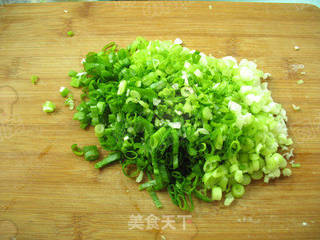少油煎出美味饼【孜然葱花饼】的做法步骤:2