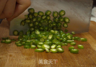 辣炒金钱蛋的做法步骤：1