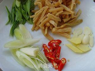 【湘菜】:萝卜干炒腊肉的做法步骤:2