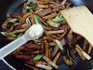 【湘菜】:萝卜干炒腊肉的做法步骤:8