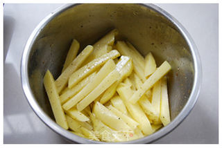 土豆成分百分百的休闲零食——【黑椒烤薯条】的做法步骤:3