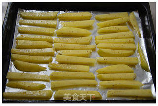 土豆成分百分百的休闲零食——【黑椒烤薯条】的做法步骤:4