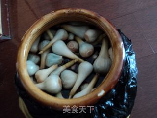 蒜要收拾干净了，须子不要切得太多，否则该散了-腌蒜的做法步骤：8