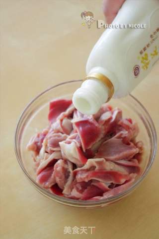 让人意犹未尽的酸 —— 增进食欲的酸豆角炒鸡胗的做法步骤:2