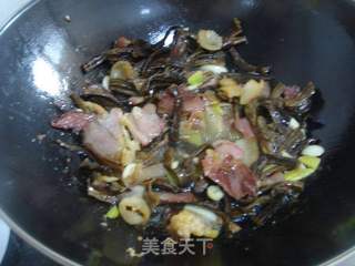 【湘菜】盐菜腊肉焖鱼干的做法步骤:11