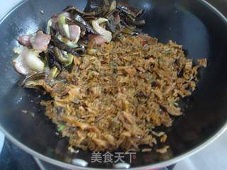 【湘菜】盐菜腊肉焖鱼干的做法步骤:12