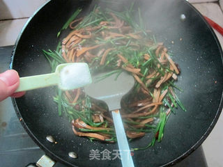 韭菜花炒香干的做法步骤：11