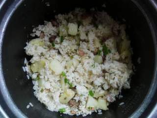土豆腊肠焖饭的做法步骤:11