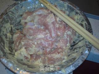 糖醋里脊的做法步骤：1
