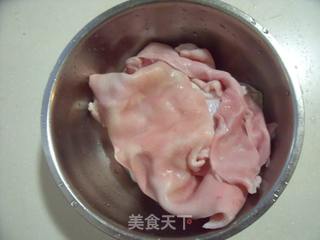夏日里的爽口美容菜—水晶肉皮冻的做法步骤：1