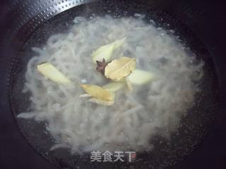 夏日里的爽口美容菜—水晶肉皮冻的做法步骤：7