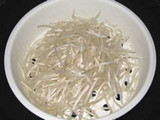 油泼豆莛的做法步骤:2