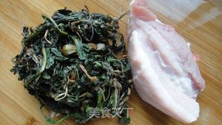 蒲公英炒肉片的做法步骤：1