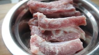 荷香玉米蒸排骨的做法步骤：1