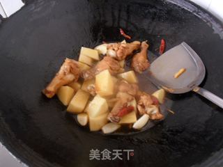 翅根焖土豆的做法步骤：6