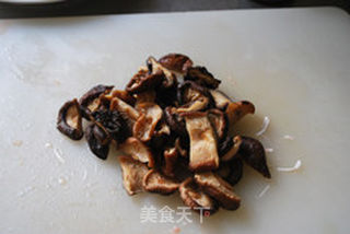 香菇蒸鸡肉的做法步骤：2