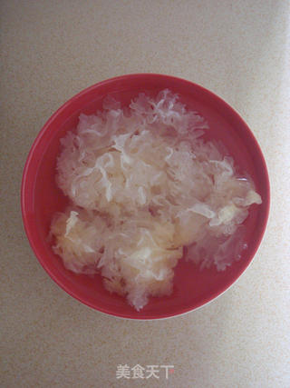 糖桂花鲜莲雪耳羹的做法步骤：2
