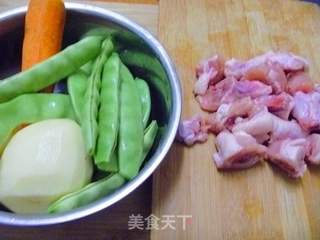 【家庭炖菜系列】营养简单的乱炖---土豆豆角鸡块乱炖的做法步骤：1