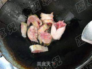 砂锅鲶鱼汤的做法步骤:3
