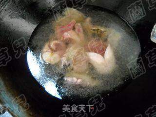 砂锅鲶鱼汤的做法步骤:4