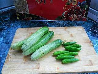 朝天椒炒黄瓜的做法步骤：1