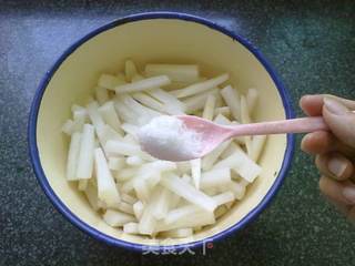 【酸甜萝卜条】的做法步骤:3