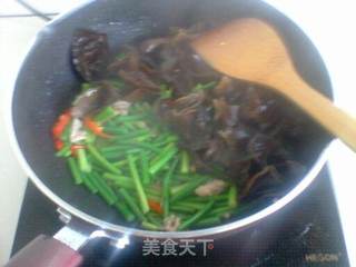 蒜苔炒黑木耳的做法步骤:4