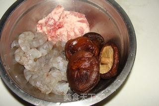 香菇虾肉水饺的做法步骤：1