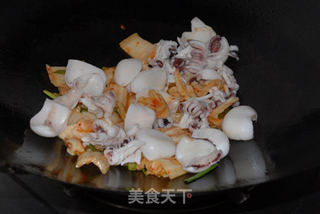 酸辣开胃的韩国泡菜炒墨鱼仔的做法步骤:9