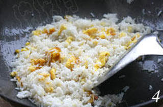 换换花样来吃饭 韩式辣白菜炒饭的做法步骤:4