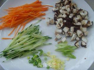 【炸酱面,花样做】:香菇肉酱面的做法步骤:2
