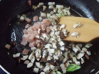 【炸酱面,花样做】:香菇肉酱面的做法步骤:7