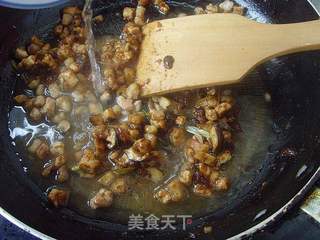 【炸酱面,花样做】:香菇肉酱面的做法步骤:9