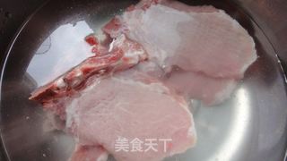 柠香酸甜红烧猪大排的做法步骤：1