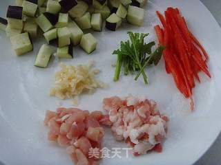 【炸酱面,花样做】:茄丁面的做法步骤:2