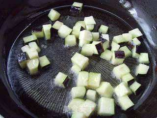 【炸酱面,花样做】:茄丁面的做法步骤:5