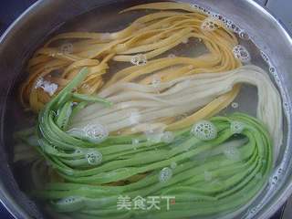 【炸酱面,花样做】:番茄炸酱面的做法步骤:13