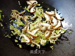 【炸酱面 花样做】香菇肉丝炸酱面的做法步骤:3