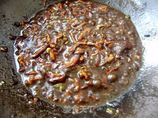 【炸酱面 花样做】香菇肉丝炸酱面的做法步骤:4