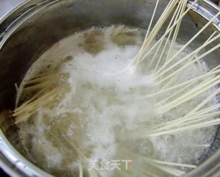 【炸酱面 花样做】香菇肉丝炸酱面的做法步骤:5