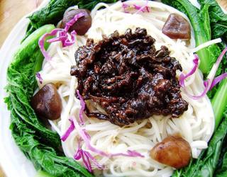 【炸酱面 花样做】香菇肉丝炸酱面的做法步骤:8