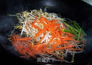 炝拌绿豆芽的做法步骤：3