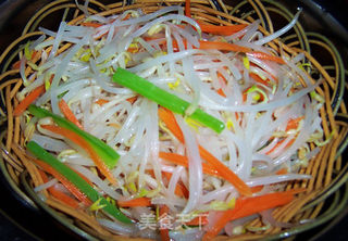 炝拌绿豆芽的做法步骤：4